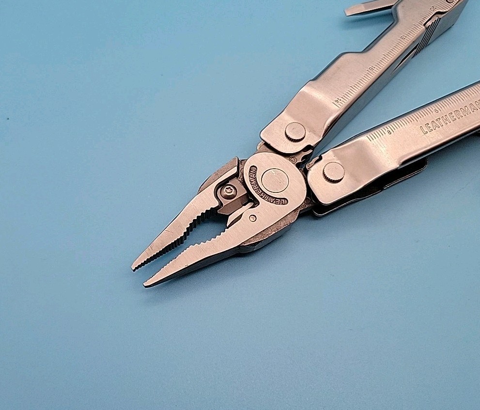 Leatherman Super Tool 300 Multi Tool – Pliers, Screwdrivers, Saw, Knife, File