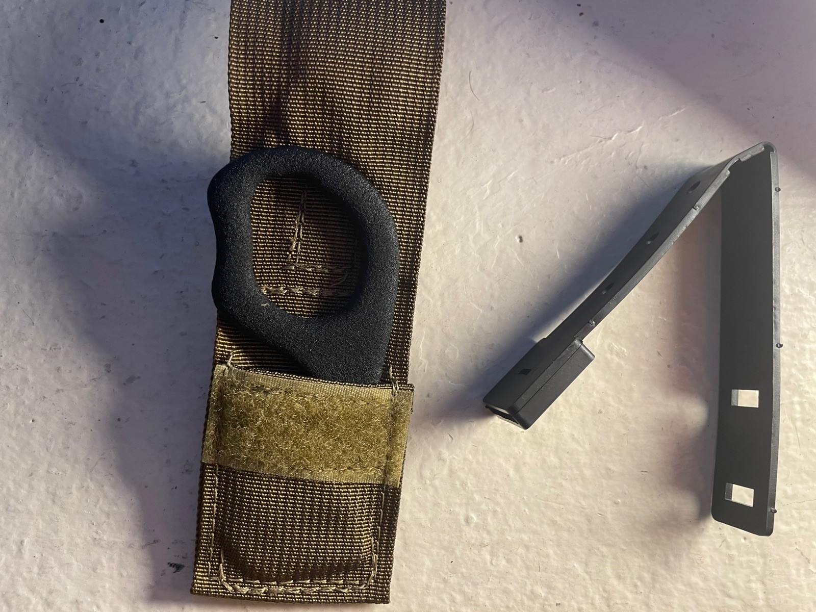 STRAP CUTTER, BENCHMADE, BLACK IN COLOR, COYOTE BROWN POUCH NEW
