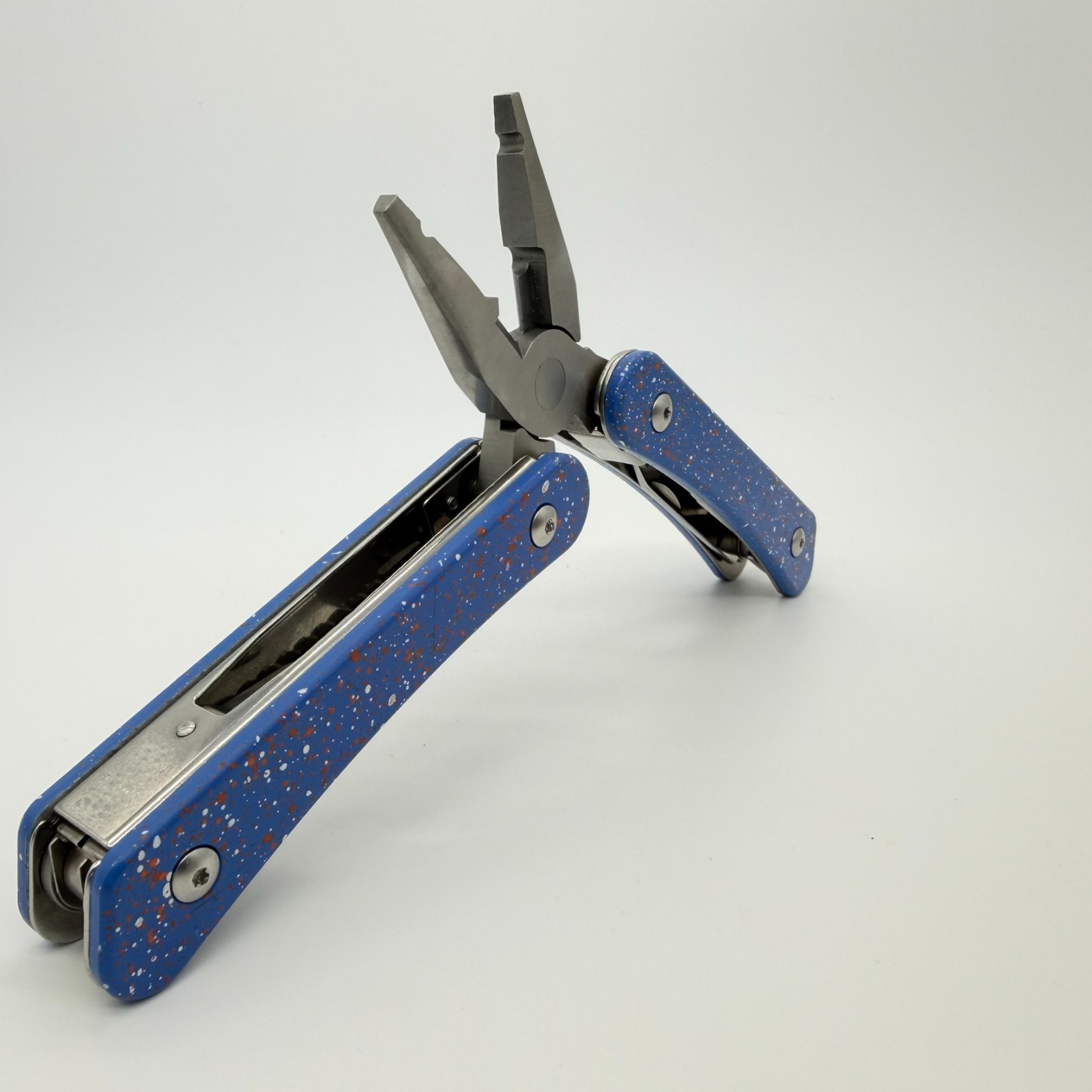 Gentlemen’s Hardware Wilderness Multi-Tool Blue Speckle 12-in-1 EDC Camping