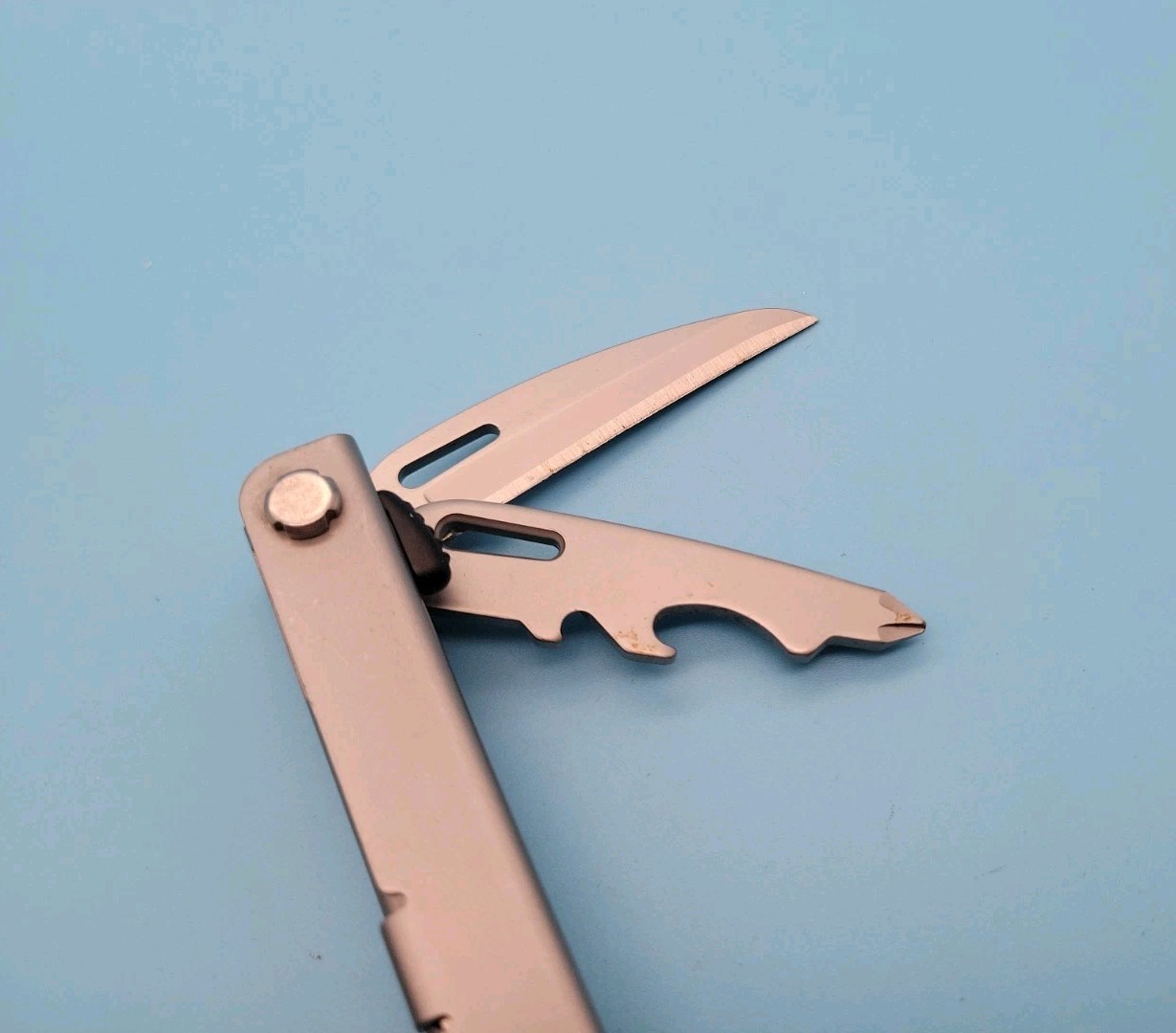 Gerber Recoil Multi-Tool – Needle Nose Auto-Plier – Pliers, Knife, Scissors