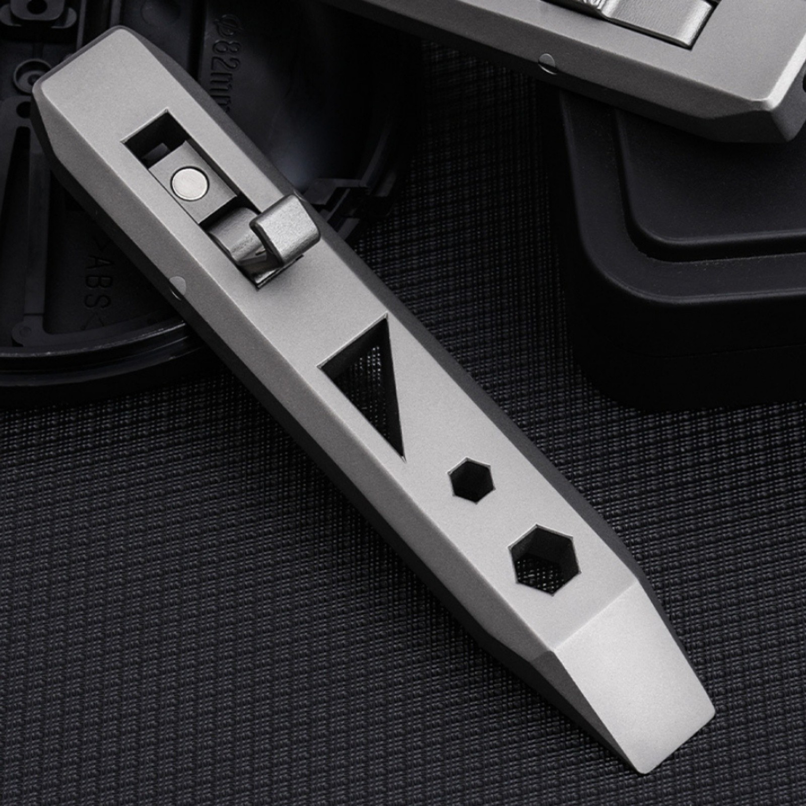 Titanium Alloy Pry Bar Multi-tool EDC Screwdriver Bottle Opener Nail Puller