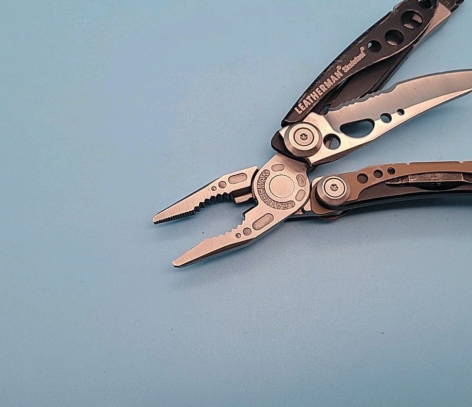 Leatherman Skeletool Multi-Tool – Pliers, Combo Blade, Driver Bits – Coyote Tan