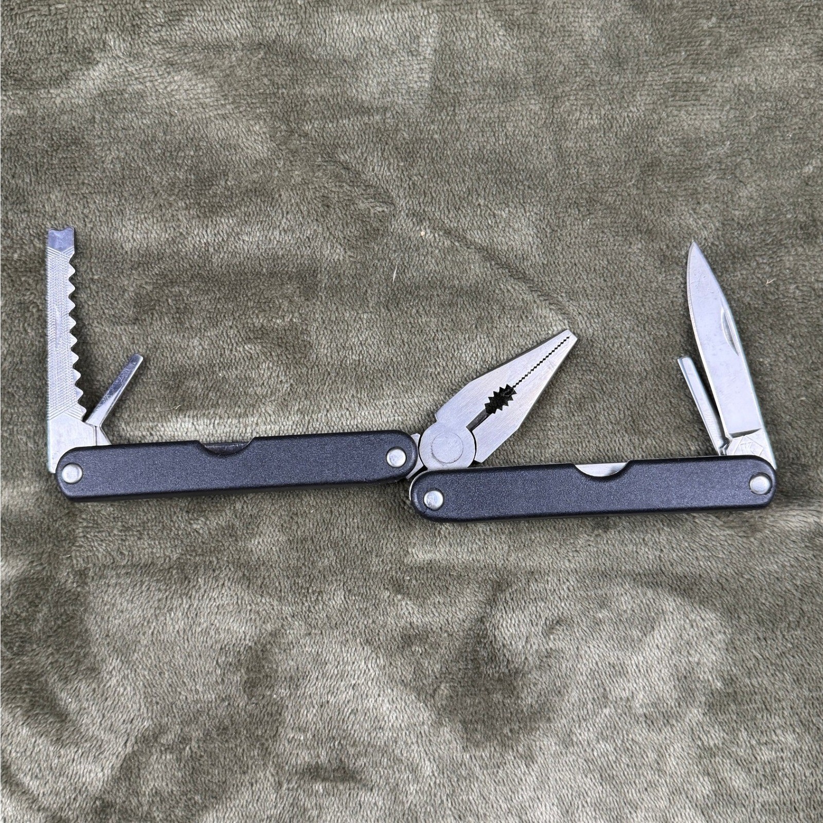 Stainless Steel Multi-Tool with Pliers Knife Saw and Belt Pouch Black 7oz