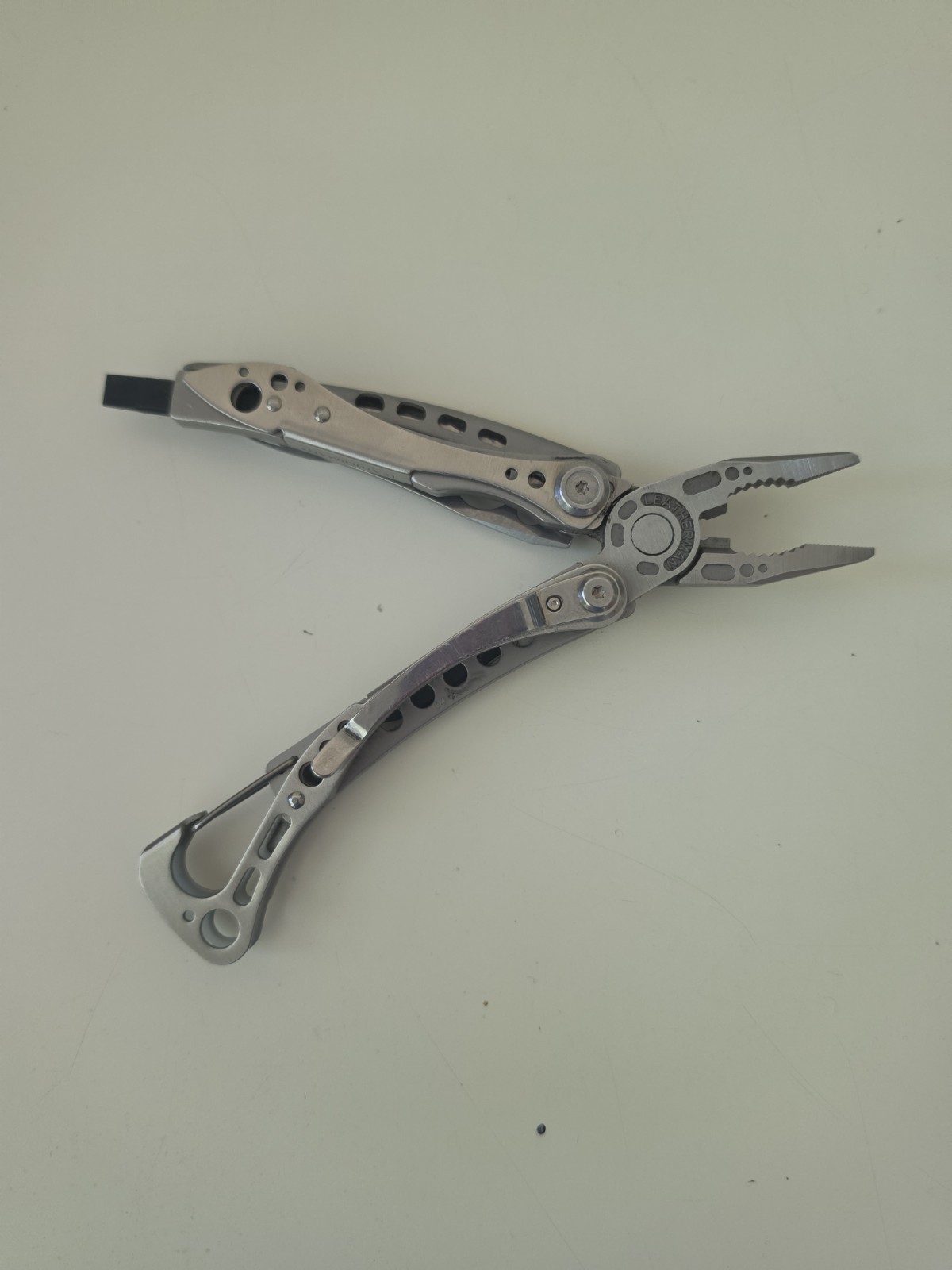 LEATHERMAN Skeletool Multi Tool – Combo Edge Blade Knife Pliers Carabiner