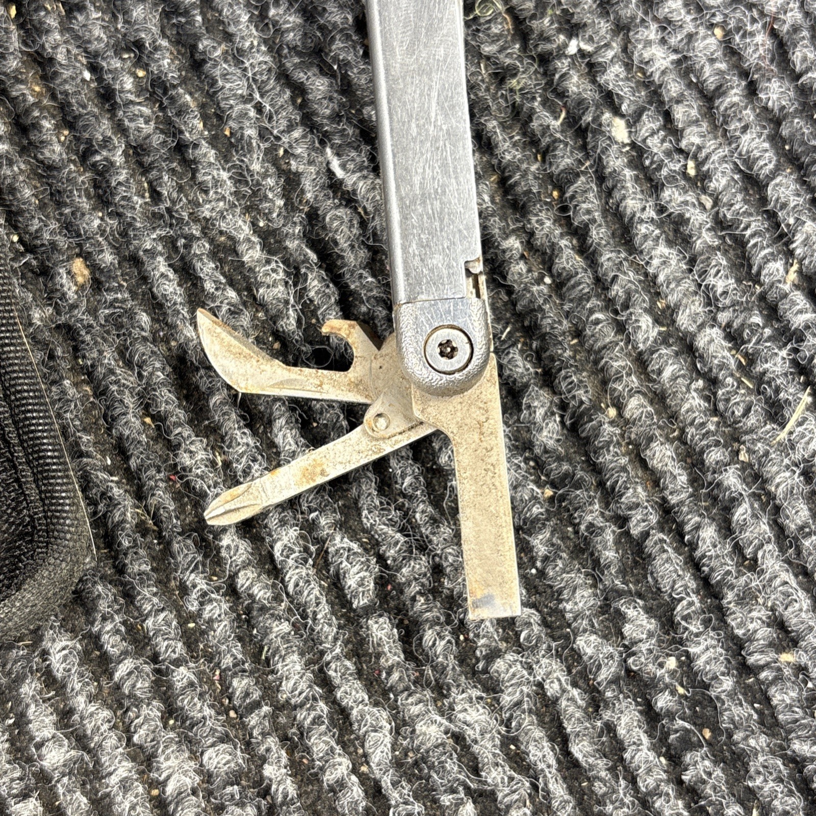 Leatherman Wave Original 17-in-1 All-Purpose Multi-Tool with wave Sheath (107)