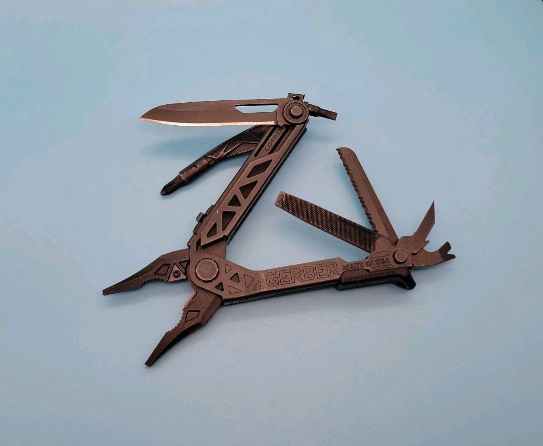 Gerber Center Drive Multi-Tool – Pliers, Knife, Screwdrivers – Black – USA