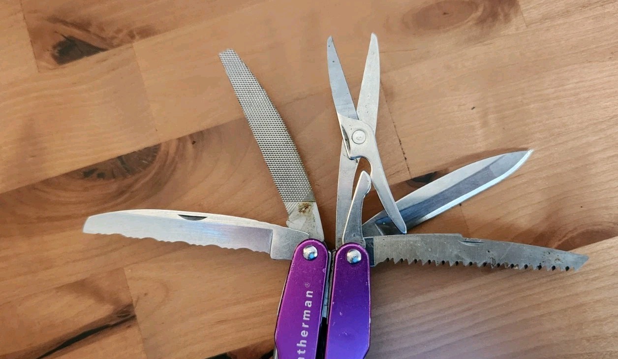 RARE Leatherman Juice XE6 Purple Thunder Pliers Multitool- Great Condition U8