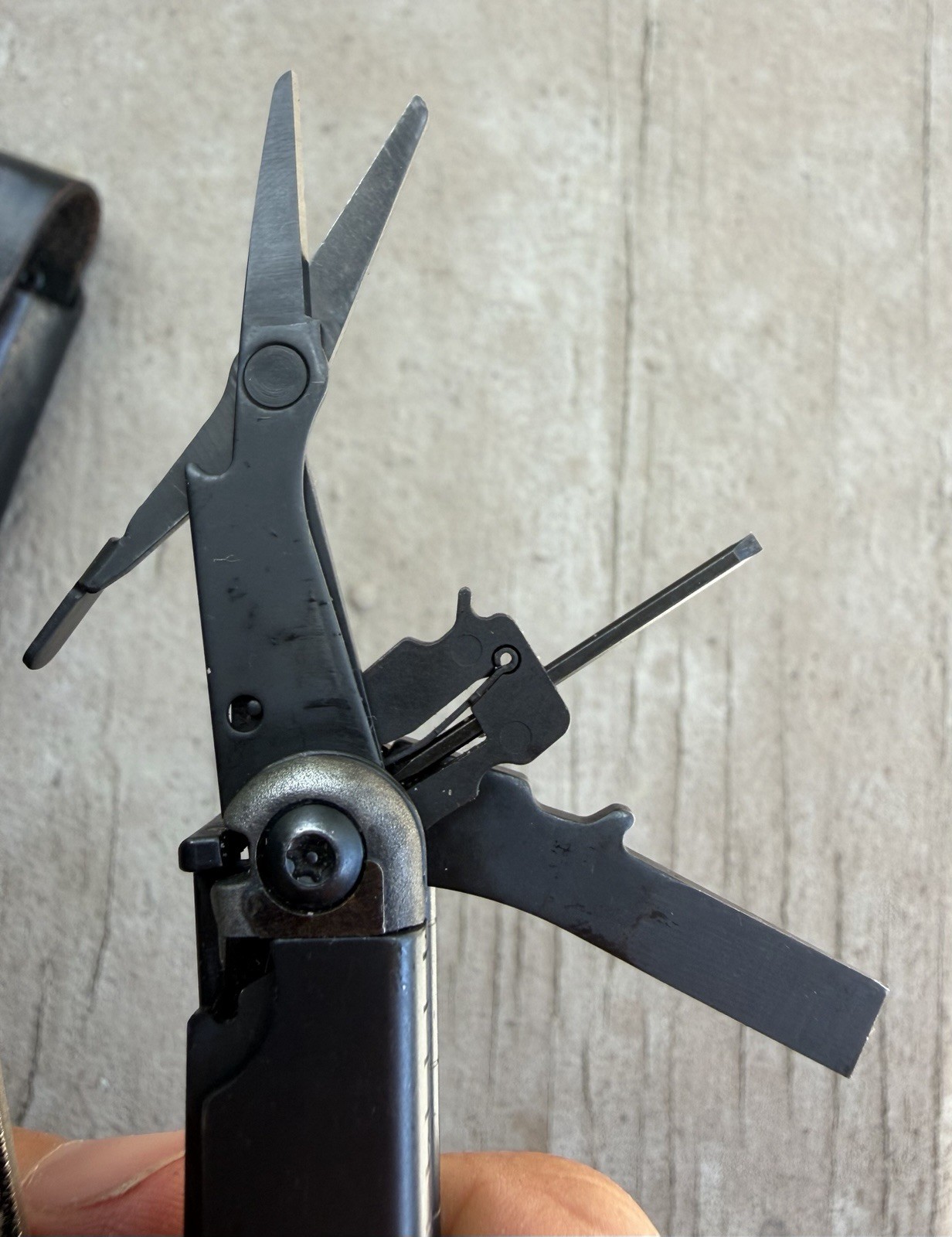 LEATHERMAN WAVE BLACK OXIDE STAINLESS STEEL FOLDING MULTI TOOL IN LEATHER SHEATH