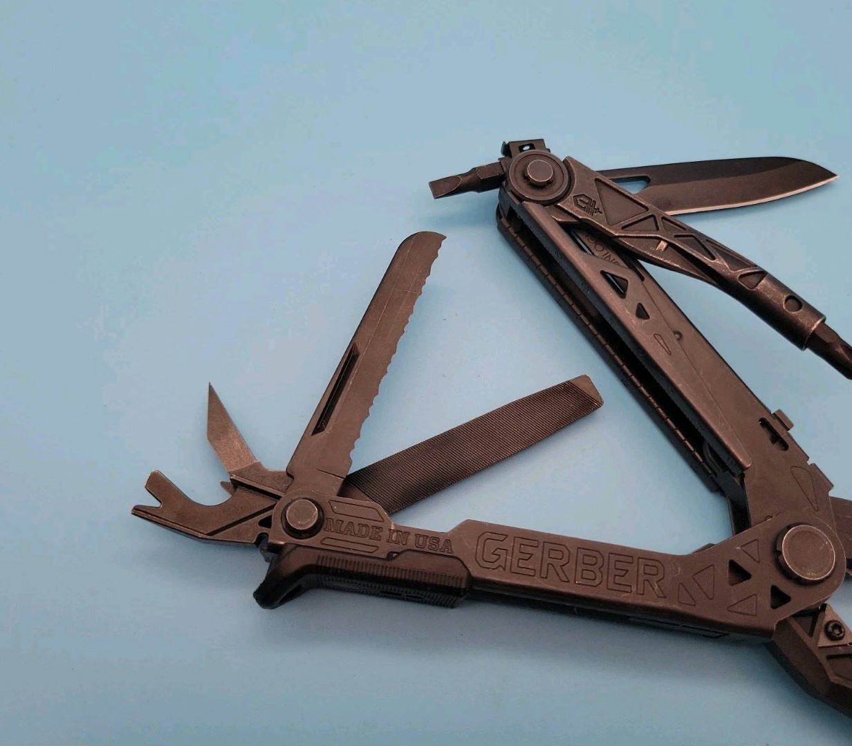 Gerber Center Drive Multi-Tool – Pliers, Knife, Screwdrivers – Black – USA