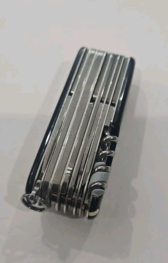 Victorinox SwissChamp Swiss Army Knife 33 Function Multi Tool Pocket Black L2