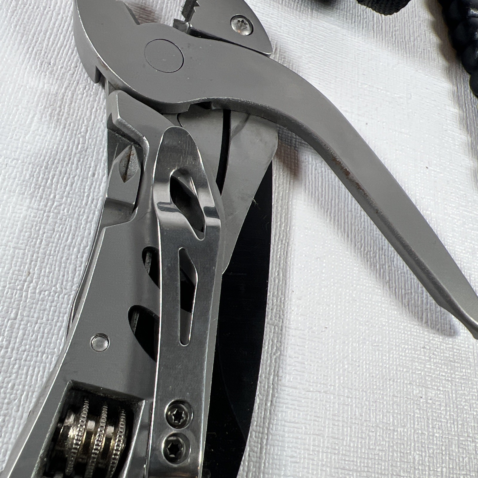 Multitool Wrench With 7 Tools/Pliers/Wire Cutter/Flat Screwdriver/Phillips Sc