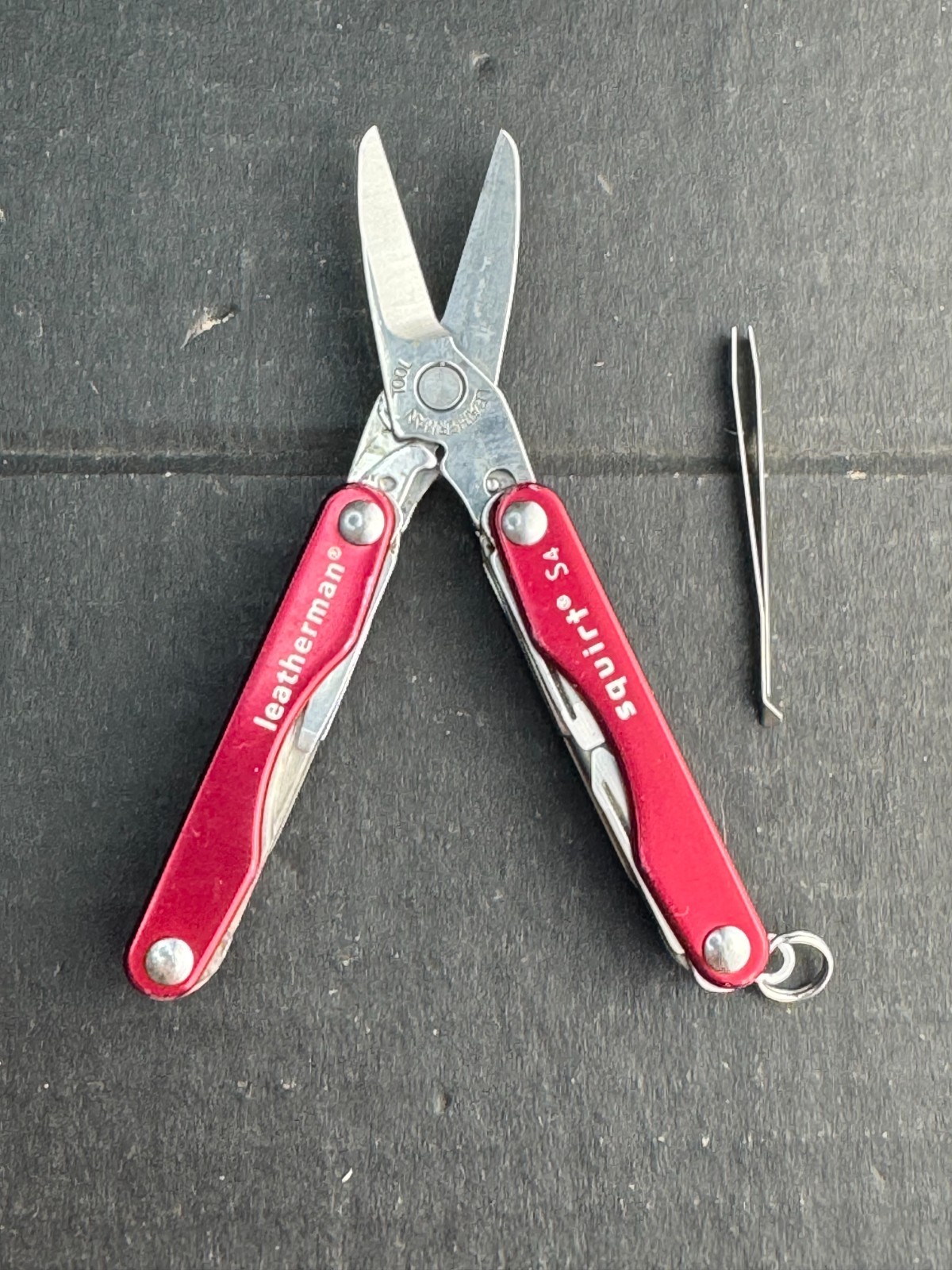 Leatherman Squirt S4 Stainless Steel Multitool Keychain – red