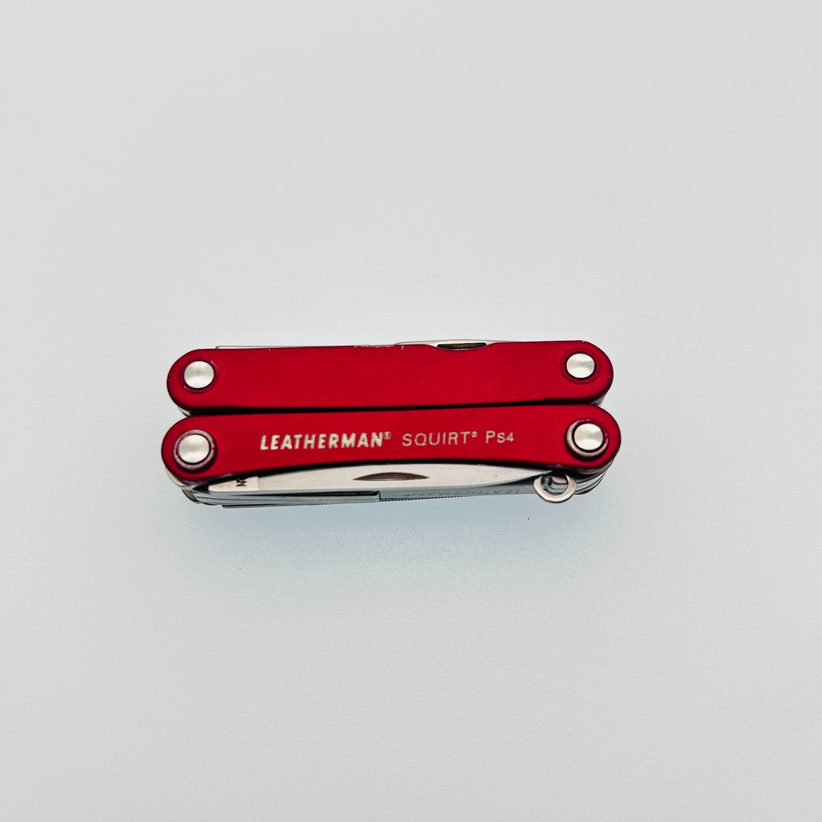 Leatherman Squirt PS4 RED – 8-in-1 Keychain Multi-Tool Discontinued (CODE15)