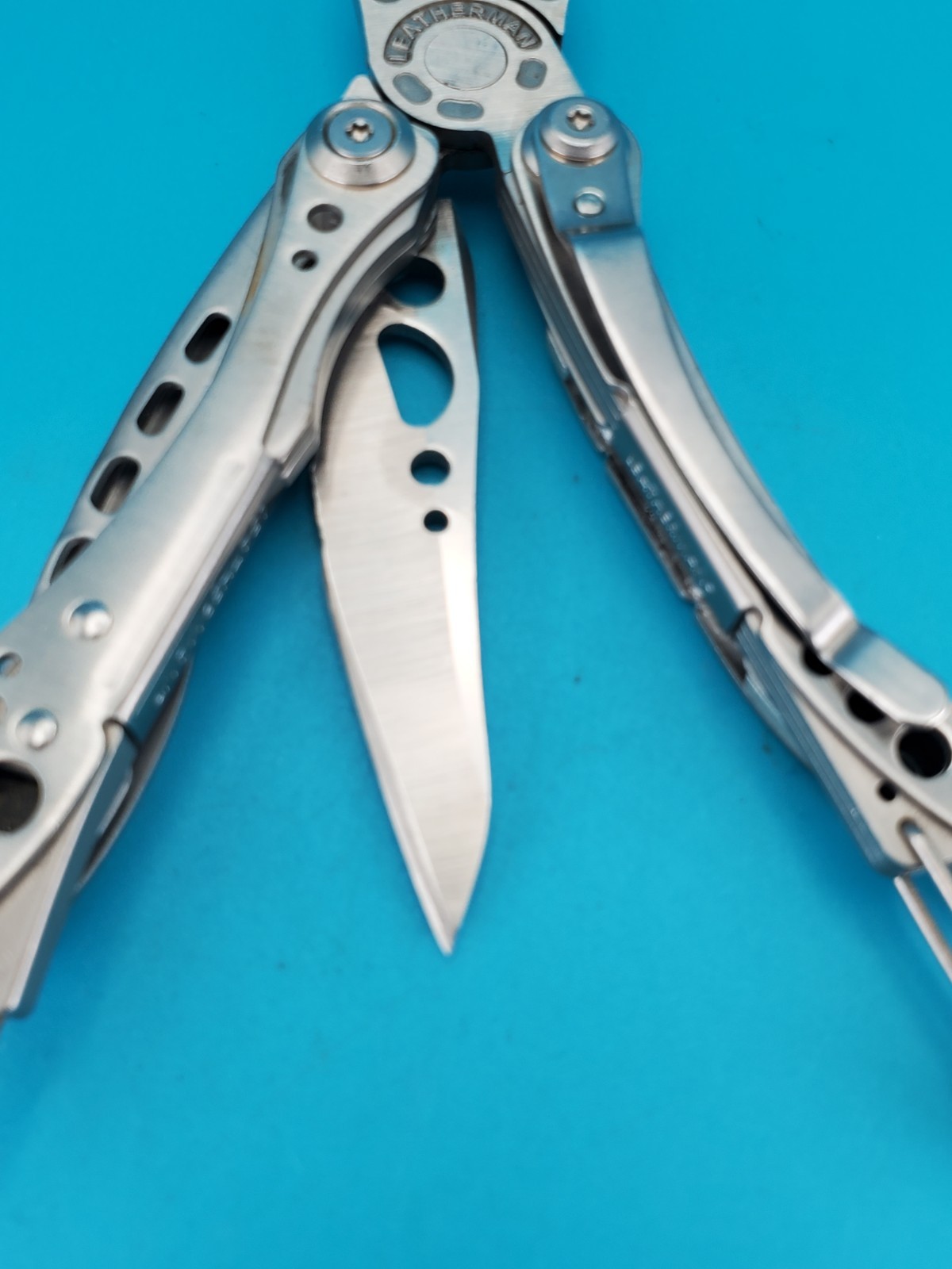LEATHERMAN Skeletool Multi Tool – Combo Edge Blade Knife Pliers Carabiner!!!