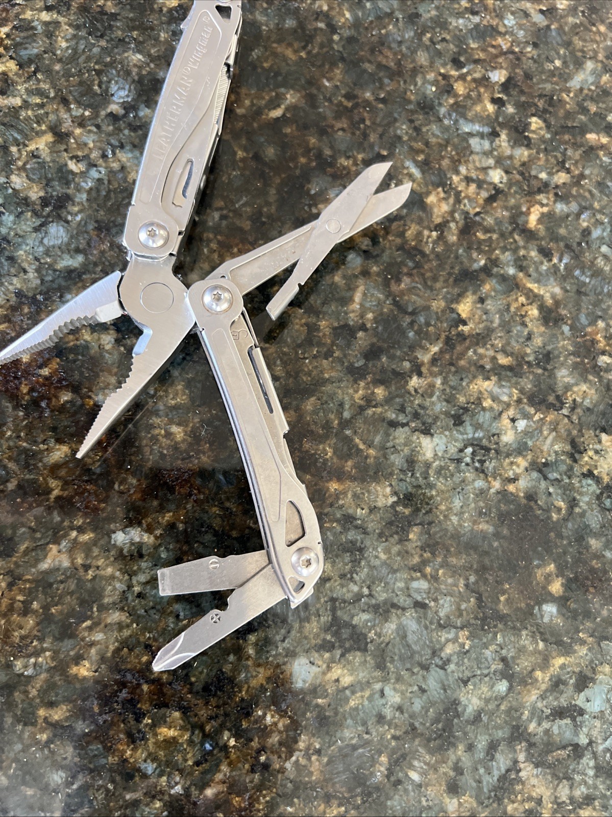 Leatherman Wingman 14 Tools Multi-Tool – Stainless Steel 831425