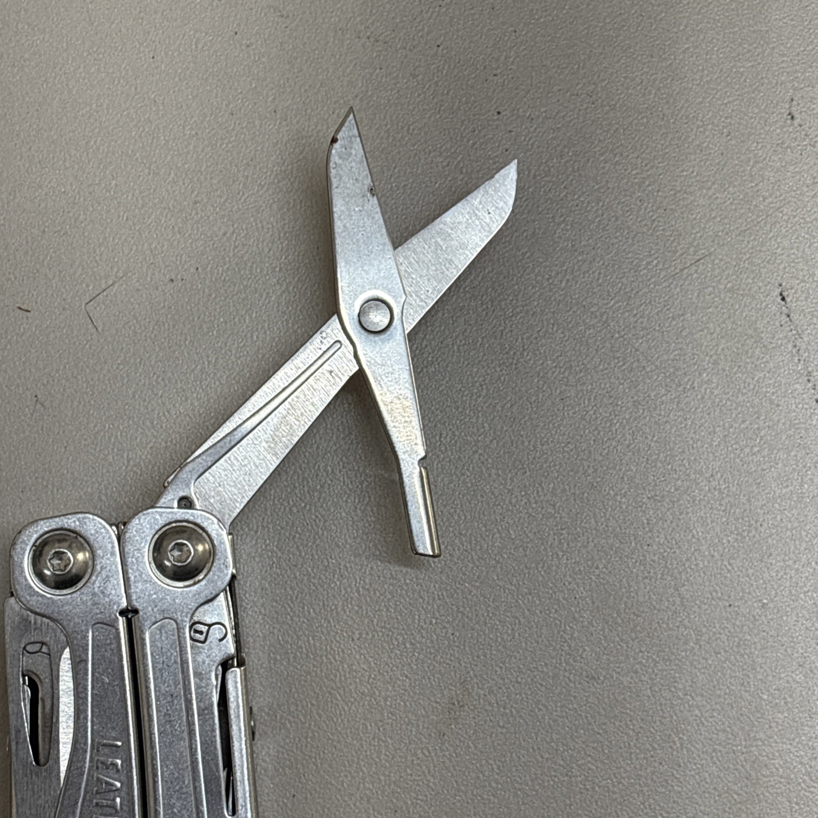 Leatherman Wingman Multitool with 14 tools Needle Nose pliers, wire cutter (037)