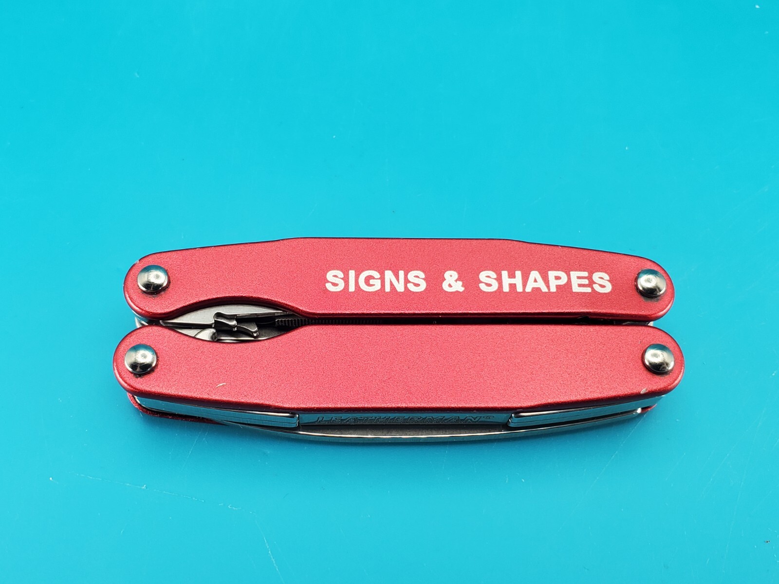 Leatherman Juice C2 Red Multi Tool! RETIRED! NICE! SIGNS & SHAPES