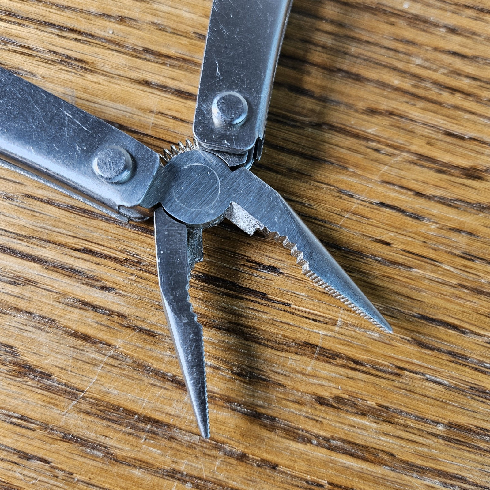 Pocket Size Multi-Tool (8) with Philipps and Flat Head Screwdriver, Saw and More