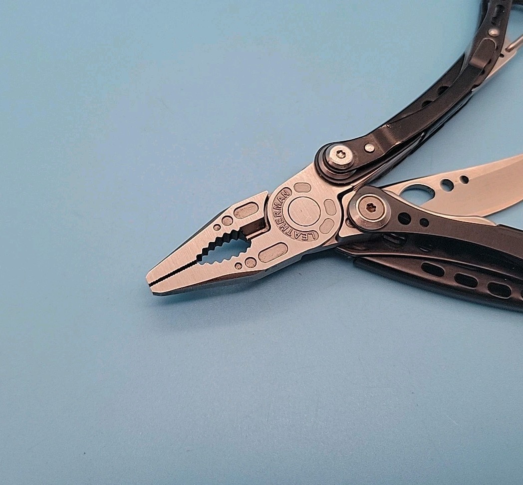 Leatherman Skeletool CX Multi-Tool – Plain Edge 154CM Blade – Driver Bits
