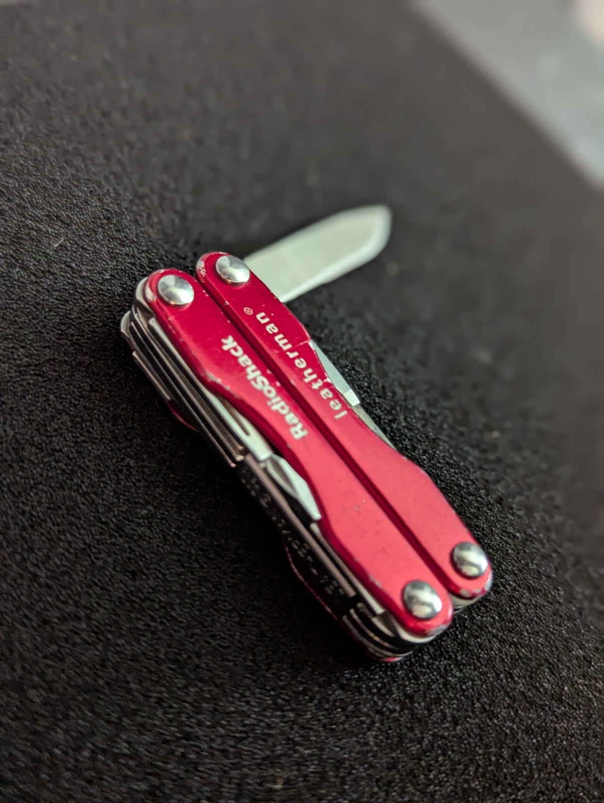 LEATHERMAN SQUIRT E4 RADIOSHACK RED MULTI-TOOL: LIGHTLY USED: DISCONTINUED