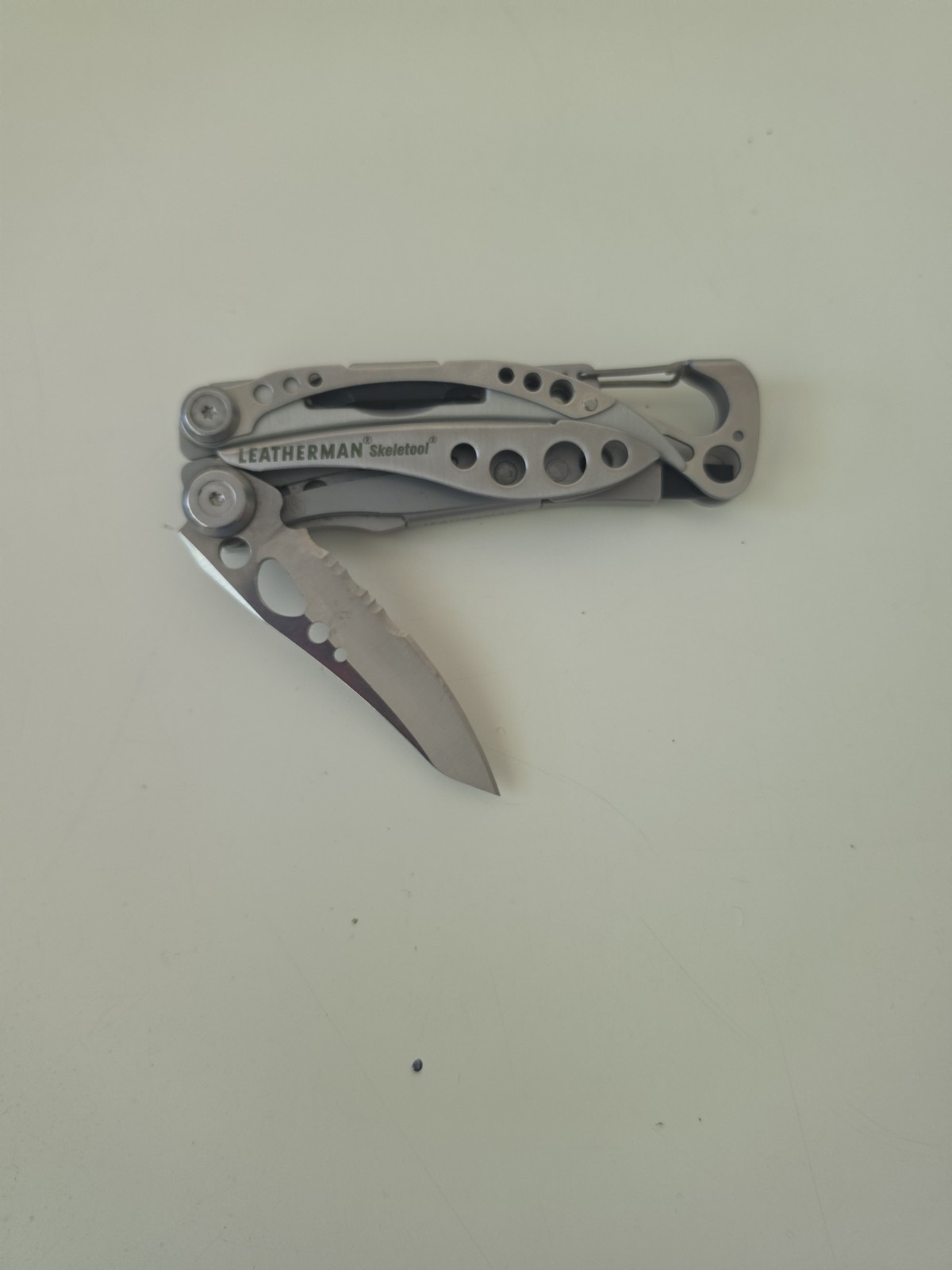 LEATHERMAN Skeletool Multi Tool – Combo Edge Blade Knife Pliers Carabiner