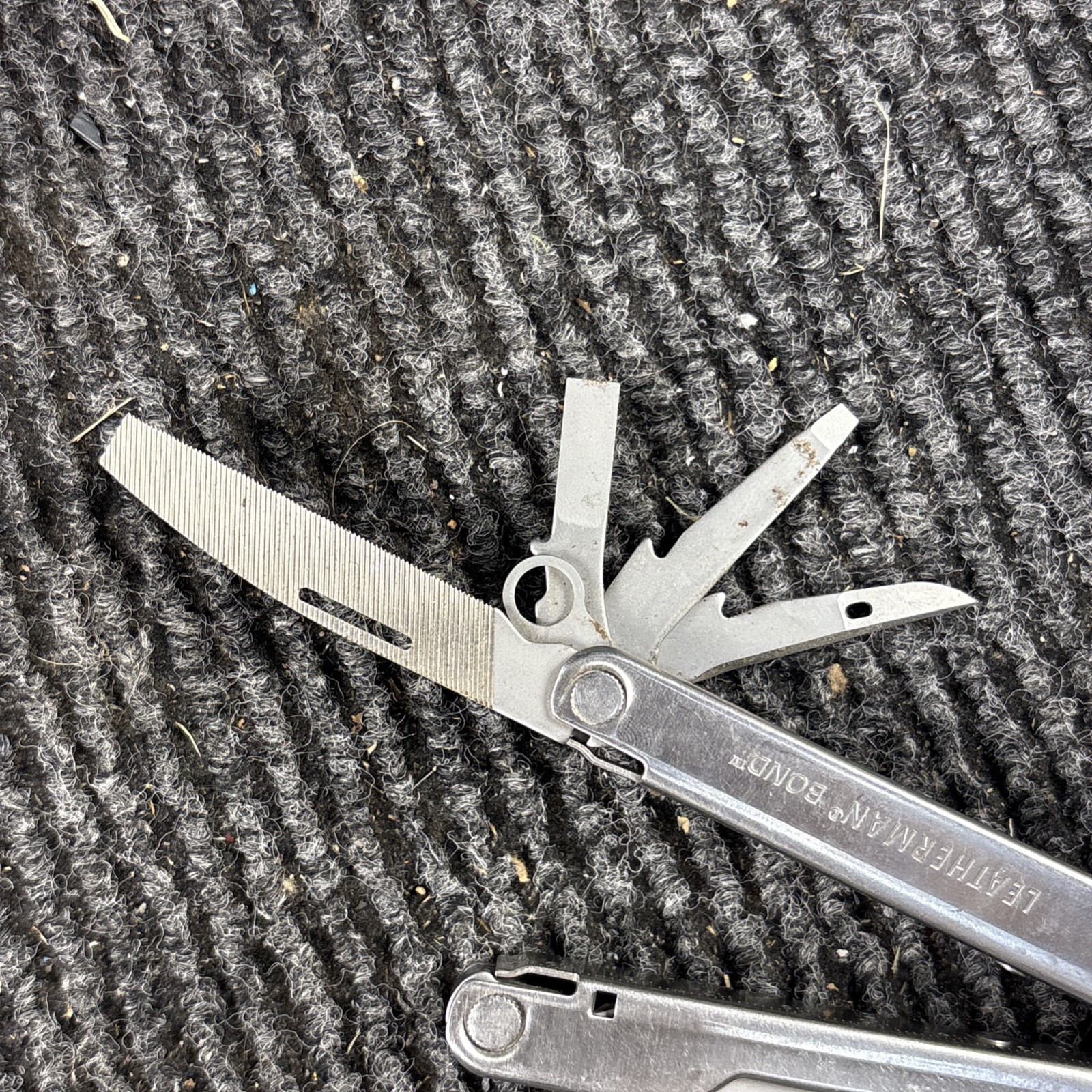 Leatherman Bond Multi-tool Multi Tool Silver Knife File Screwdriver Used (104)