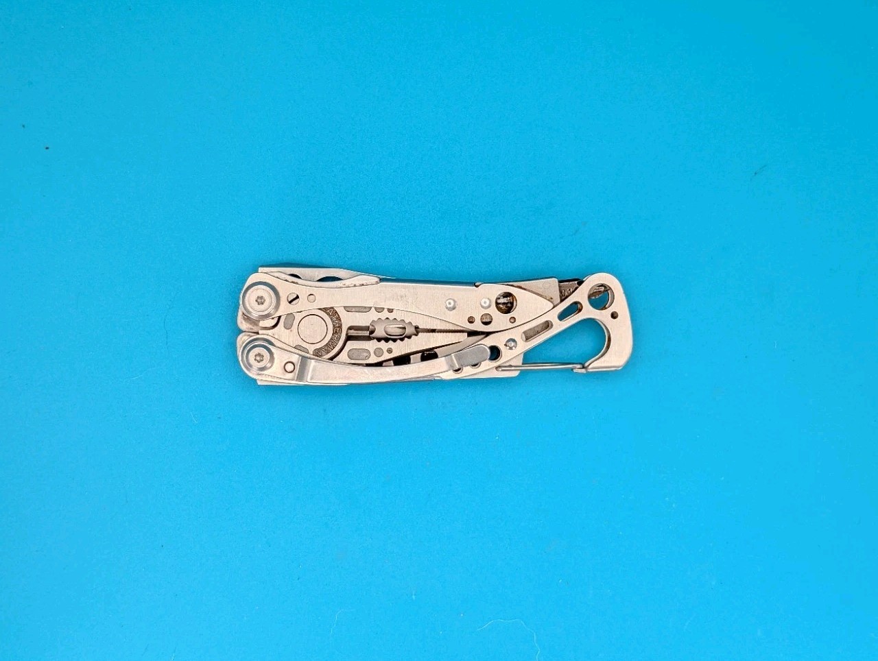 LEATHERMAN Skeletool Multi Tool – Combo Edge Blade Knife Pliers Carabiner!!!