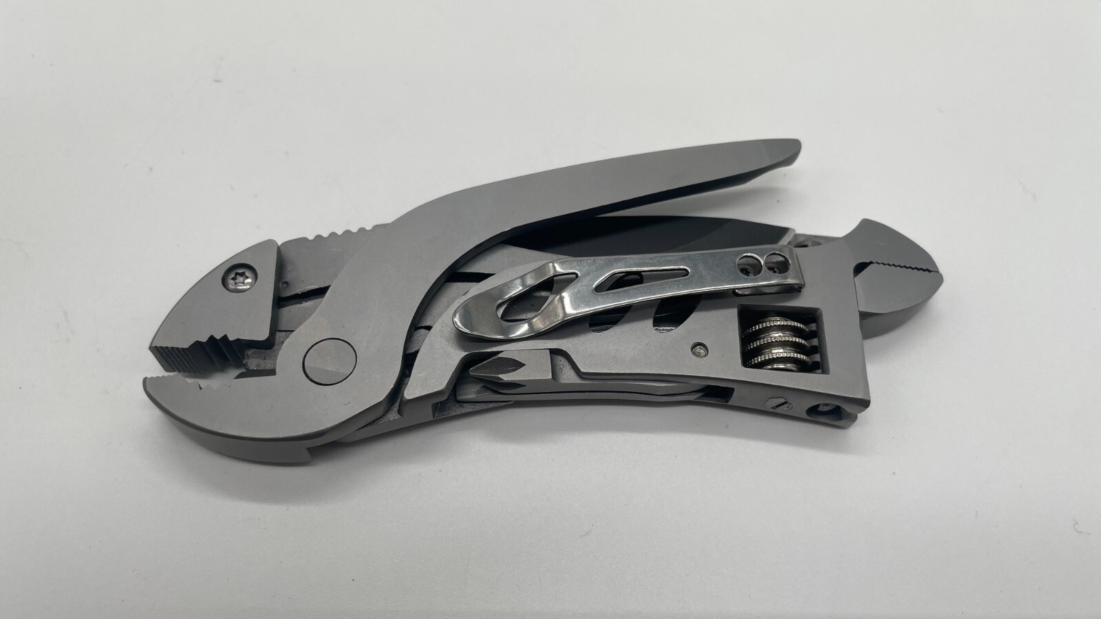 dpnao Multitool Wrench With 7 Tools/Pliers/Wire Cutter/Flat Screwdriver/Phillips