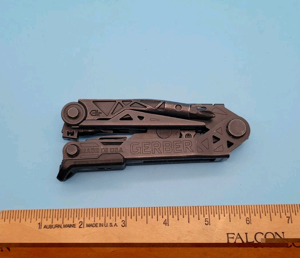 Gerber Center Drive Multi-Tool – Pliers, Knife, Screwdrivers – Black – USA