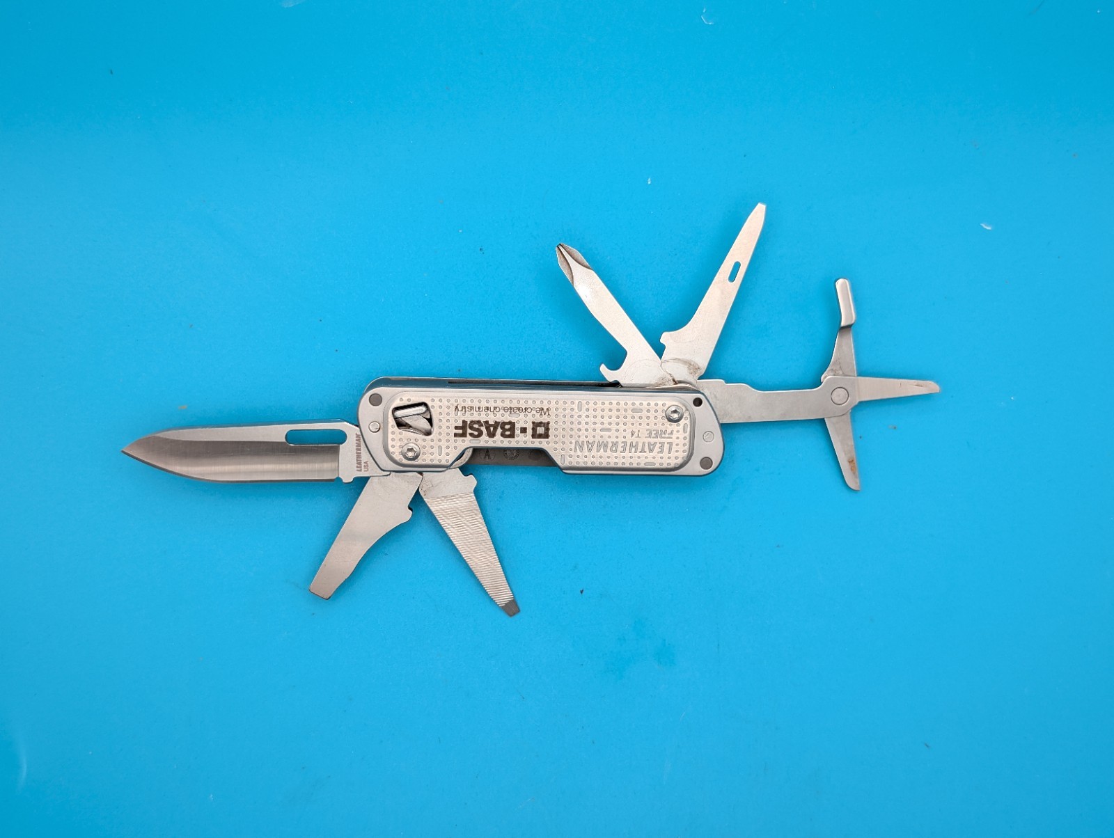 Leatherman FREE T4 Pocket Knife Multi-tool! SILVER! RETIRED! *O-BASF*