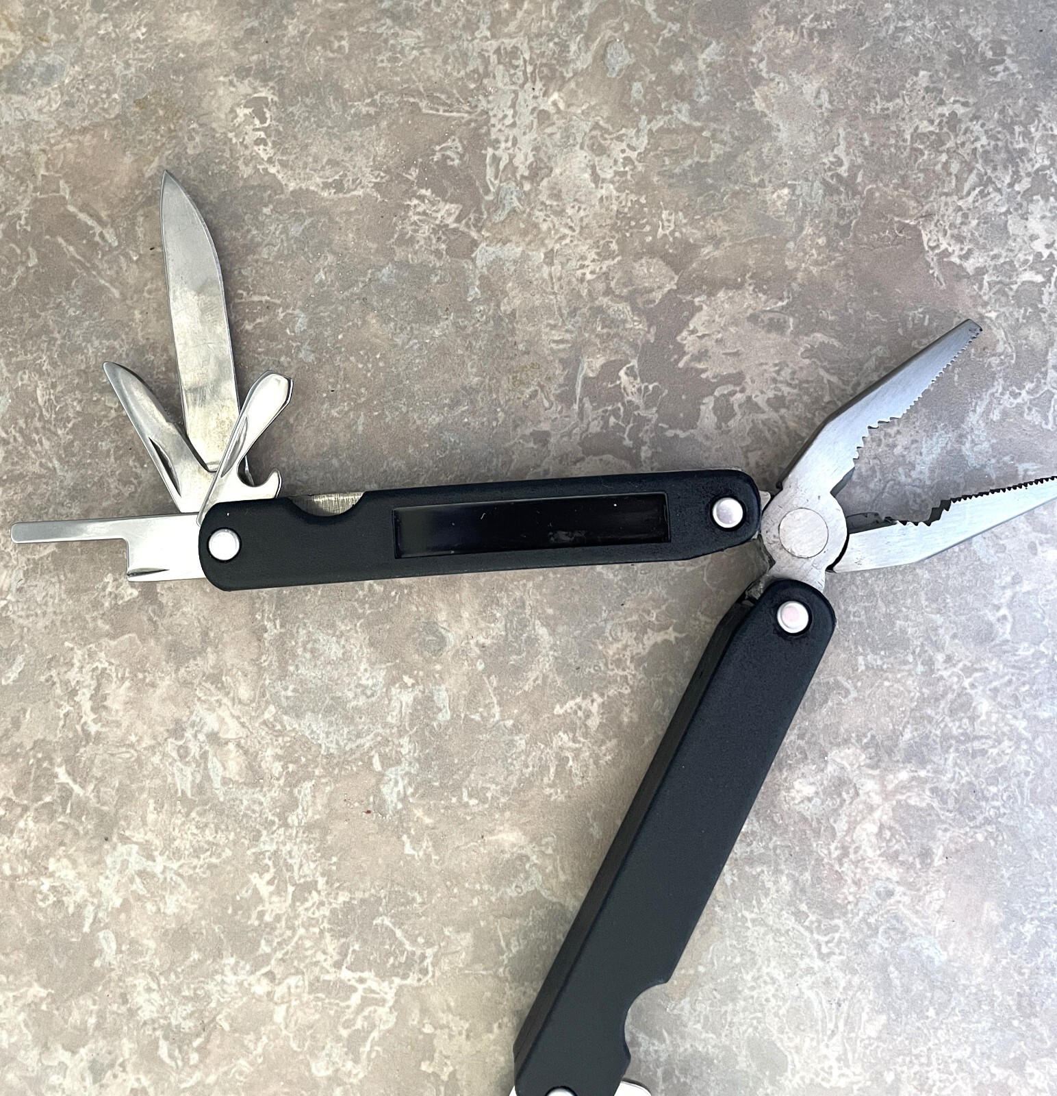Multi-tool with belt sheath, 9 tool functions, New Without Box, Made in China