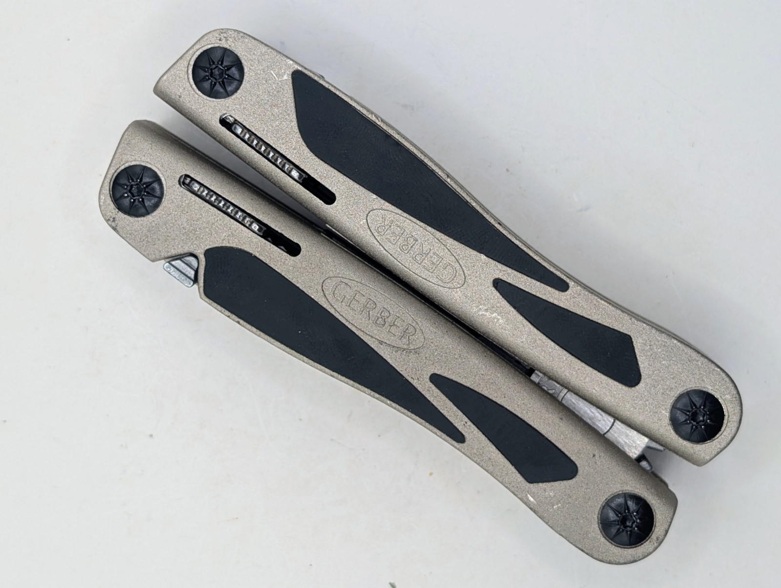 Gerber MP800 Urban Legend 12-In-1 Multi-plier w/ Rem Grit & Molle Sheath – VGUC!