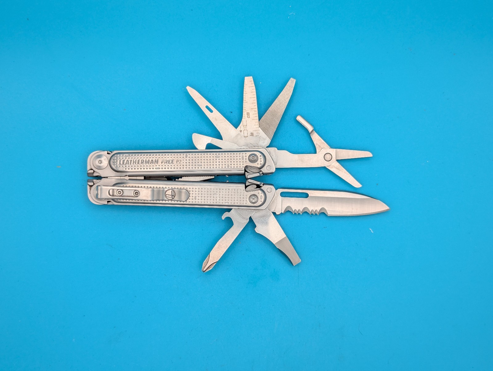 Leatherman FREE P2 Stainless Multi-Tool! WITH SHEATH!