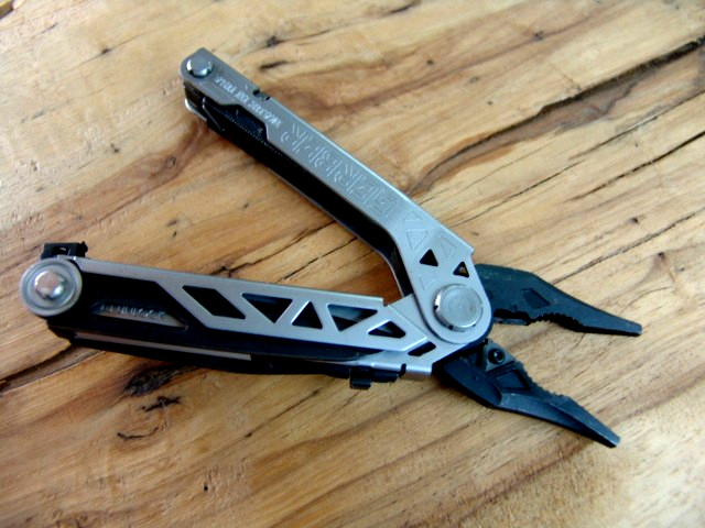 GERBER-CENTER DRIVE-MULTI PLIER-w/GERBER DIME-GERBER CASE-STAINLESS & BLK-EXCLNT
