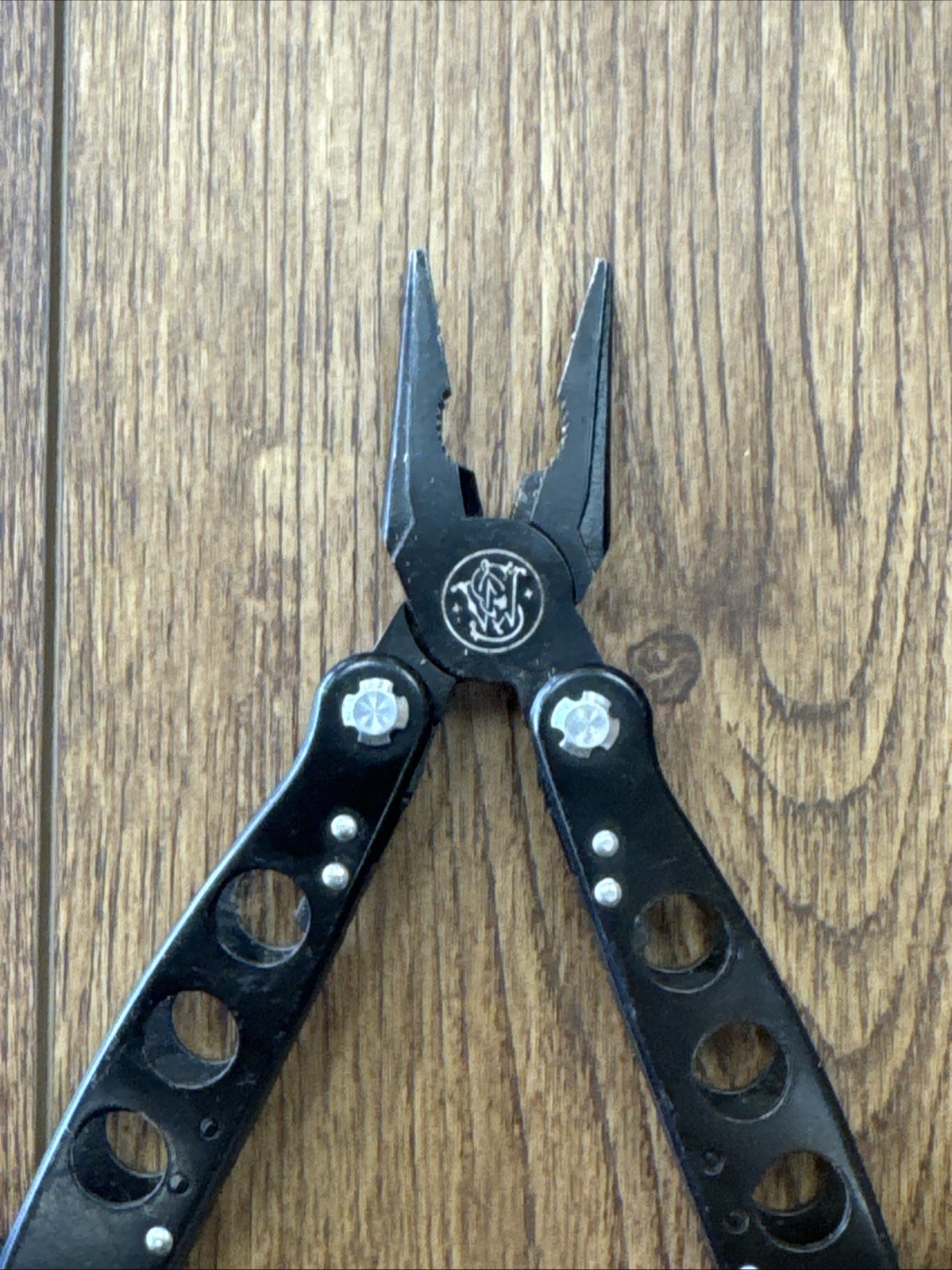 Used Smith & Wesson 16 Function Multi-Tool Black Knife