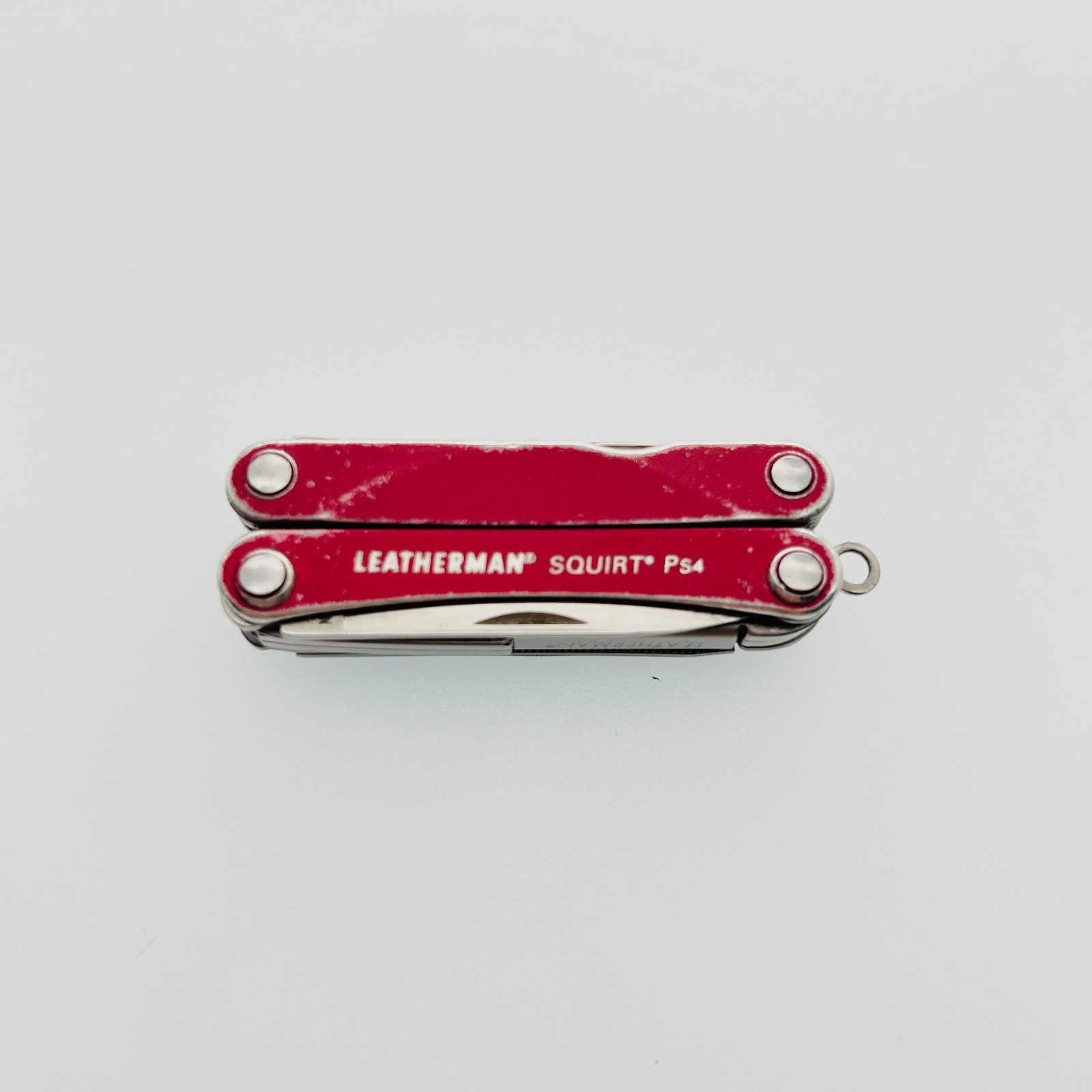 Leatherman Squirt PS4 RED – 8-in-1 Keychain Multi-Tool Discontinued (CODE15)