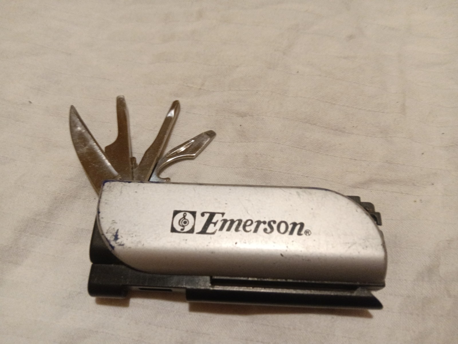 multi-tool with flashlight the battery is not included