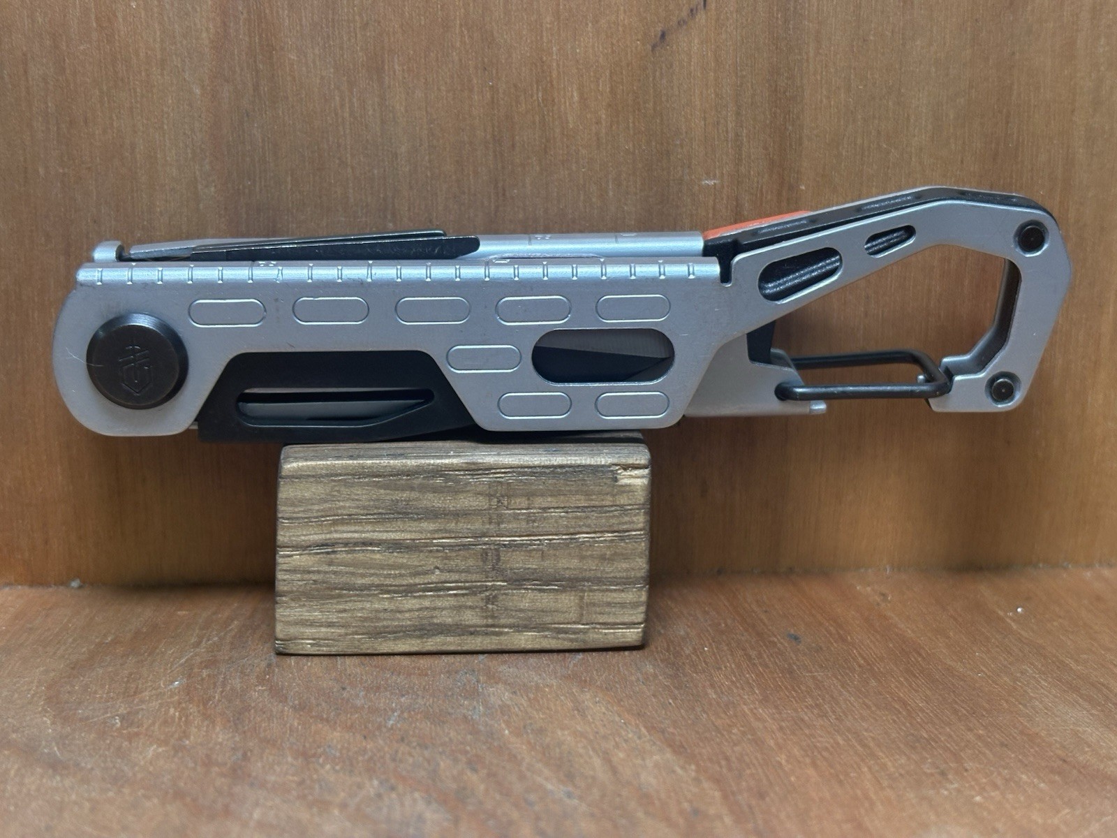 Gerber STAKE OUT Camp Tool 2.5″ Silver Plain Blade Carabiner 11 Tools EXCELLENT!
