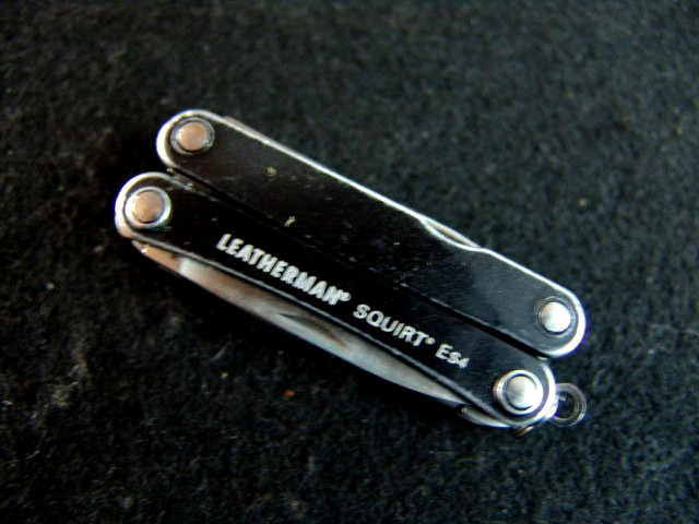 LEATHERMAN SQUIRT ES4-ELECTRICIAN WIRE STRIPPER MULITOOL-RETIRED- LEATHER POUCH