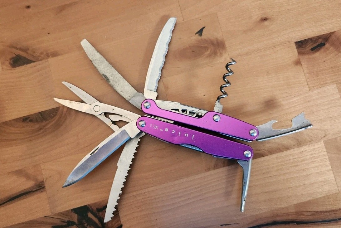 RARE Leatherman Juice XE6 Purple Thunder Pliers Multitool- Great Condition U8