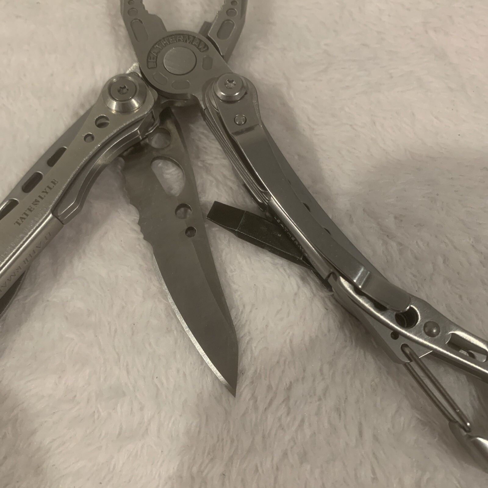 LEATHERMAN Skeletool Multi Tool – Combo Edge Blade Knife Pliers Carabiner!