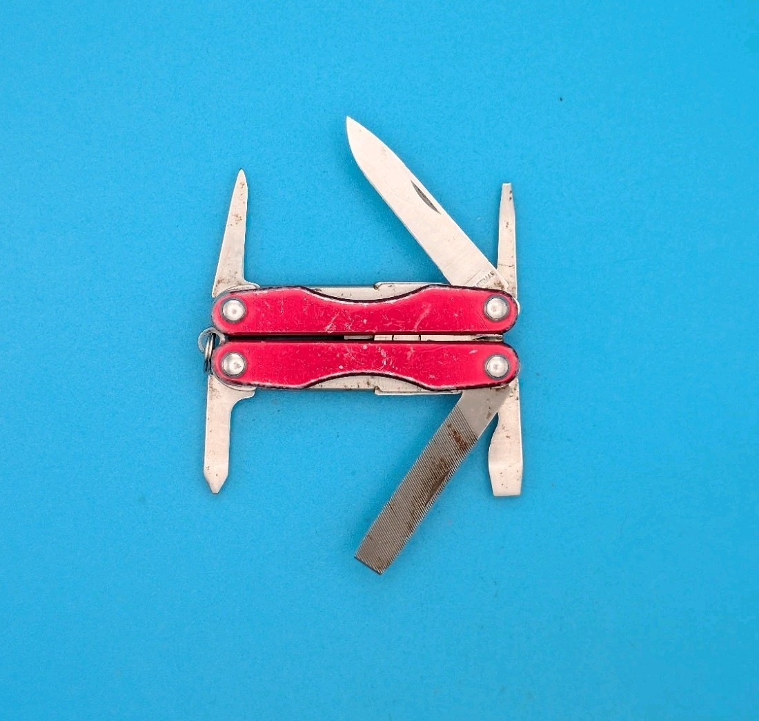 Leatherman Squirt P4 Multi-Tool, Key Ring, Retired, RED!