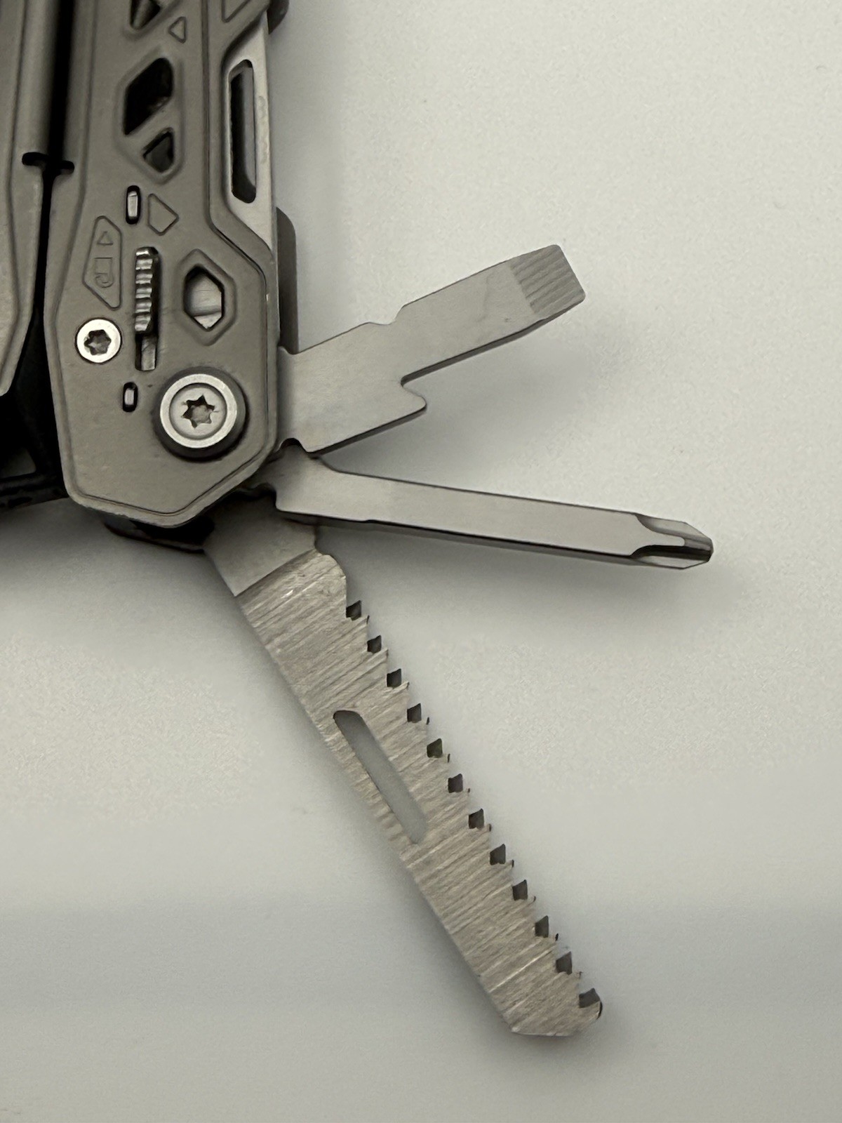 One Gerber Truss 17-in-1 Pliers Multi Tool TSA – Gray