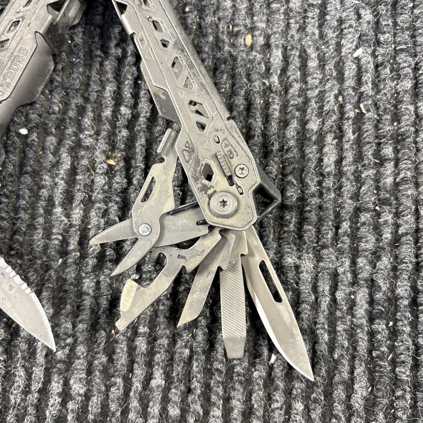 One Gerber Truss 17-in-1 Pliers Multi Tool TSA – Gray (015)