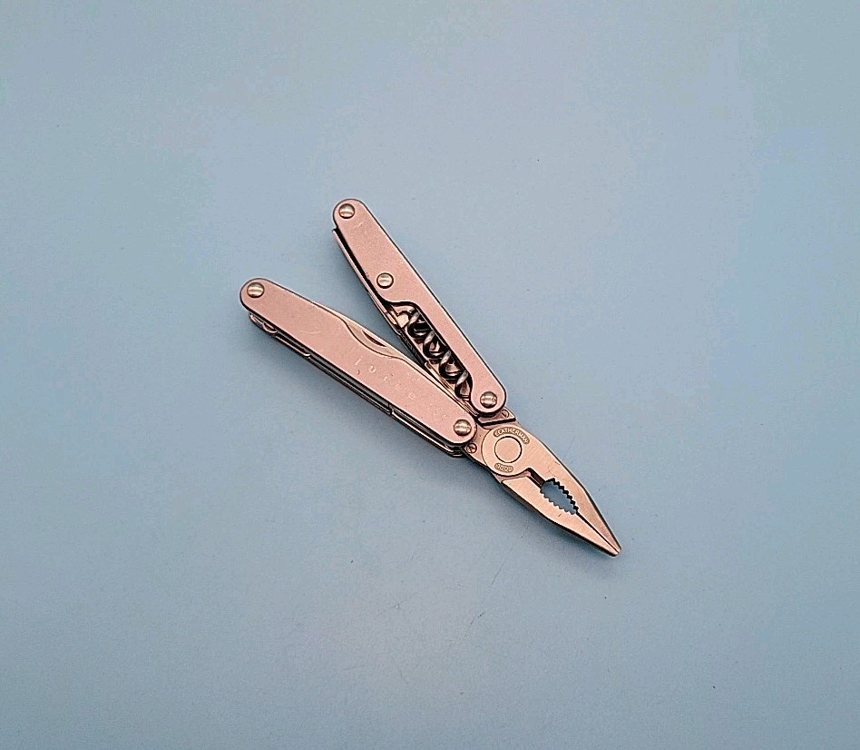 Leatherman JUICE CS4 Multi-Tool Dated 0402 – Pliers, Knife – Gray – Discontinued