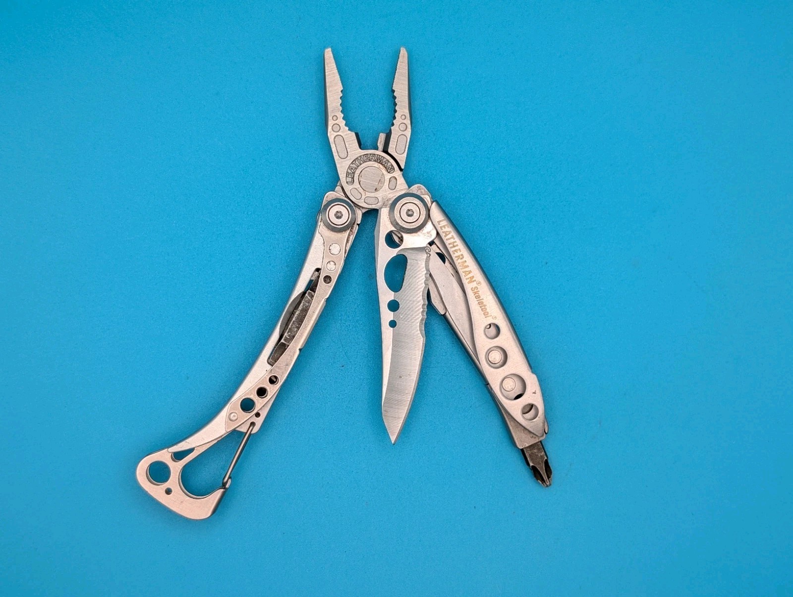 LEATHERMAN Skeletool Multi Tool – Combo Edge Blade Knife Pliers Carabiner!!!