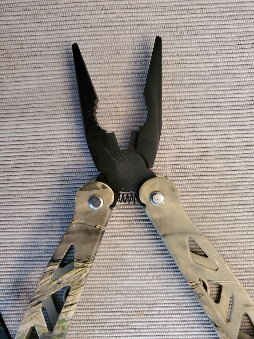 Camo 9-In-1 Multi-Tool Screwdriver Knife Pliers Saw Pocketknife Pocket Knife