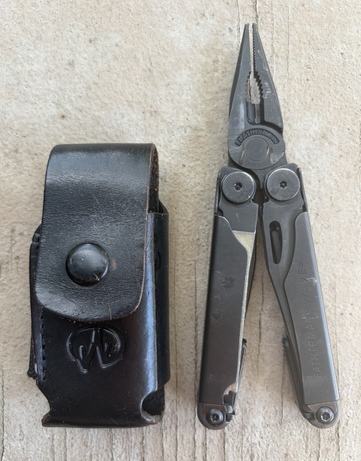 LEATHERMAN WAVE BLACK OXIDE STAINLESS STEEL FOLDING MULTI TOOL IN LEATHER SHEATH
