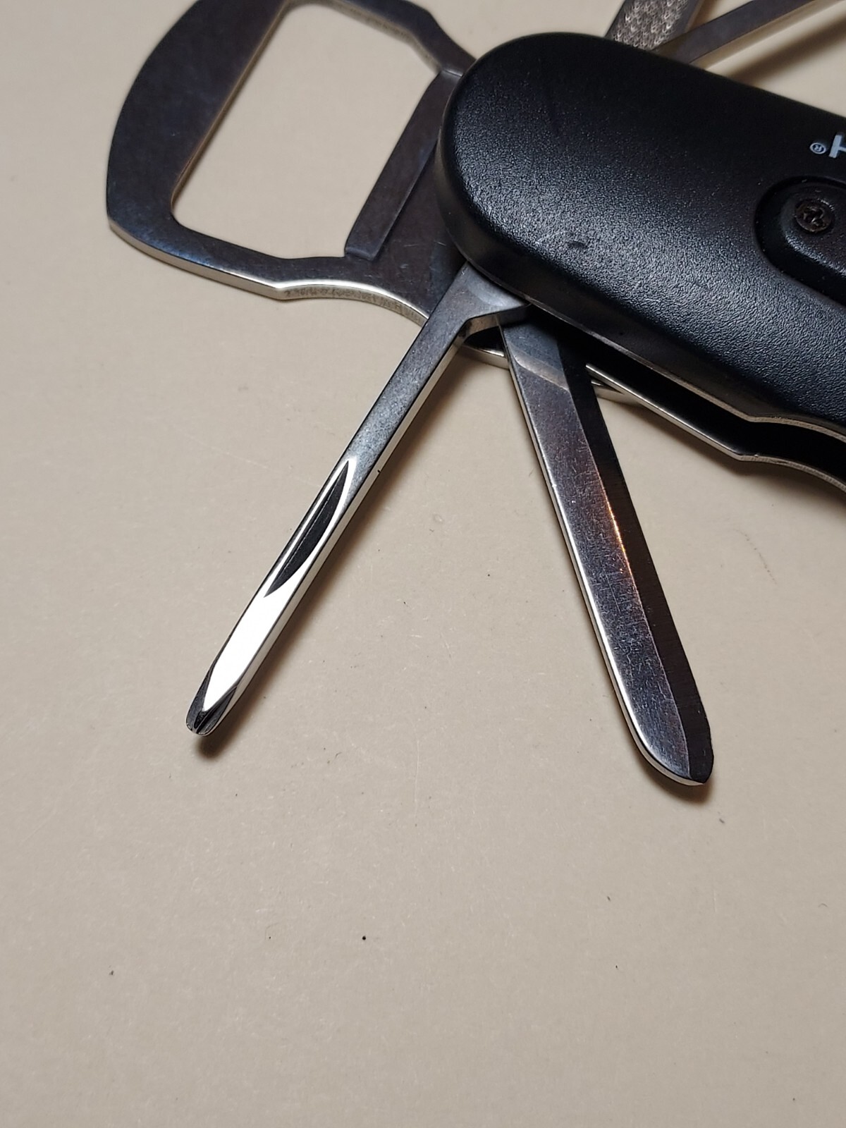Swiss+Tech Swivel Tool 8-in-1 bottle opener multi tool – light does not work