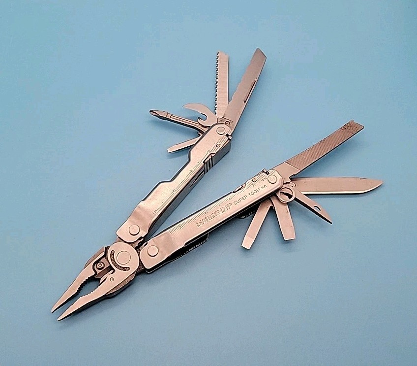 Leatherman Super Tool 300 Multi Tool – Pliers, Screwdrivers, Saw, Knife, File